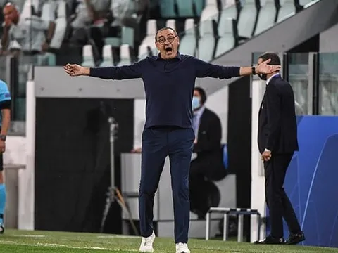 Rời Juventus 1 thời gian, Sarri vẫn bị trò cũ "xát muối"