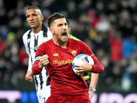 Roma suýt thua trong ngày Mourinho trở lại