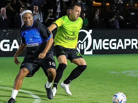 Ronaldinho đọ tài với Terry dưới ngọn tháp cao nhất thế giới