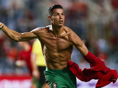 Mark Hughes dự đoán về màn tái xuất của Ronaldo cho M.U