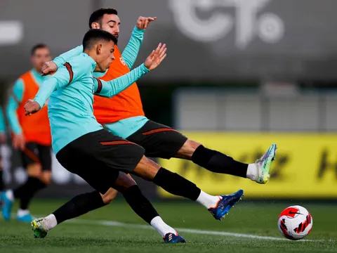 BĐN tập luyện, Ronaldo gửi thông điệp đanh thép trước loạt play-off