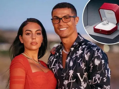 Quá hào phóng, Ronaldo bước lên đỉnh làng túc cầu