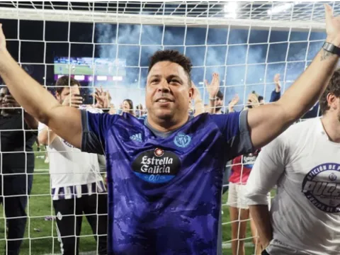 Ronaldo 'béo' đạp xe 500 km ăn mừng đội nhà lên hạng