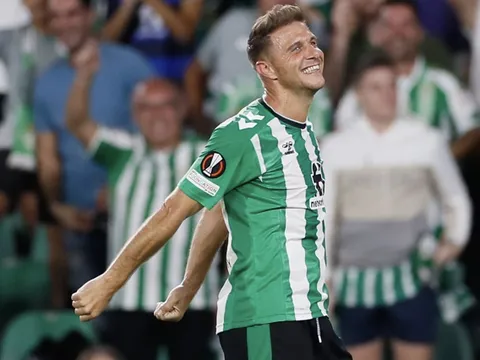 Ronaldo bị chê khi so sánh với lão tướng 41 tuổi