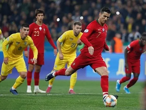 Ronaldo cán mốc 700 bàn, Bồ Đào Nha vẫn bị đánh bại tại Đông Âu