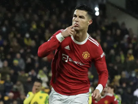 Ronaldo chấp nhận giảm 30% lương để tìm đội mới