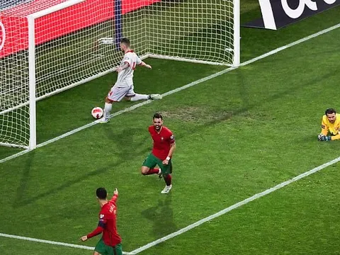 Ronaldo chỉ tay vào Fernandes và 2 pha chạm bóng tinh tế