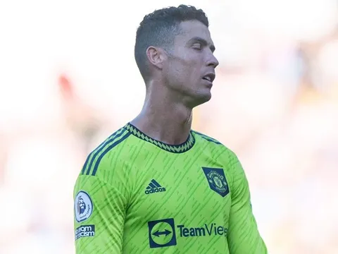Ronaldo 'bật' Ten Hag trong buổi tập, tự cô lập với đồng đội