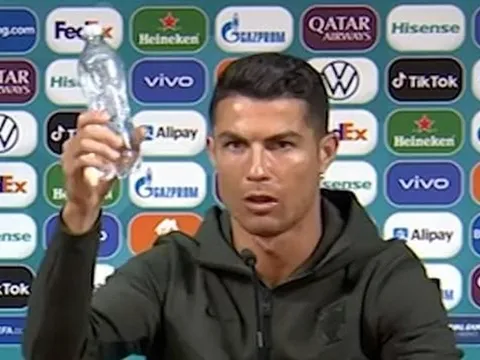 "Ronaldo có thể làm được nhiều điều hơn gạt chai Coca-Cola"