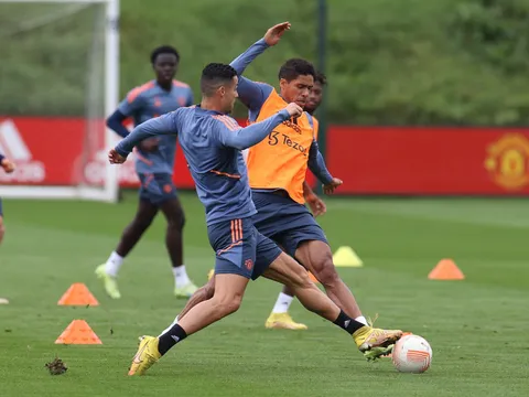 Casemiro tranh chấp quyết liệt, Ronaldo cực căng trên sân tập