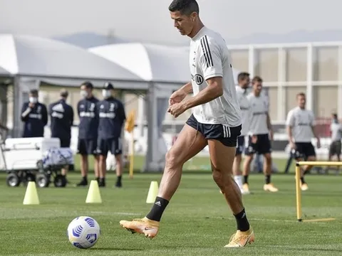 Ronaldo để lộ phụ kiện mới trên sân tập của Juventus