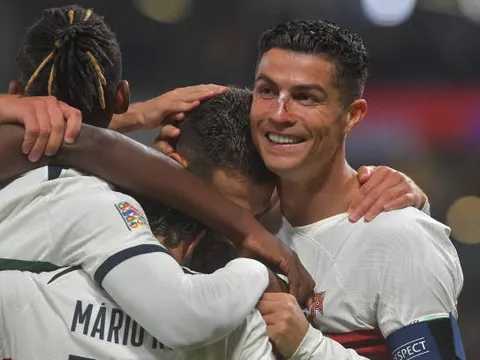 Ronaldo đổ máu trong thắng lợi hủy diệt của Bồ Đào Nha