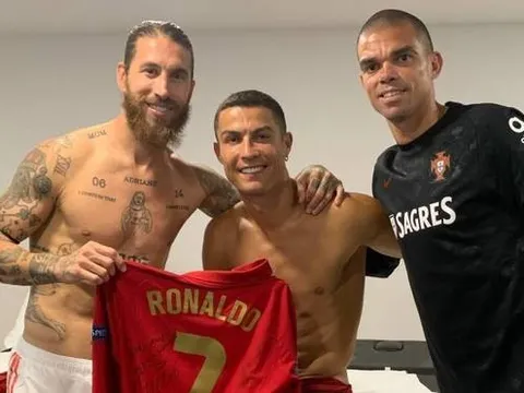 Ronaldo gửi đến Ramos thông điệp "mùi mẫn", ân oán 2 năm chấm dứt