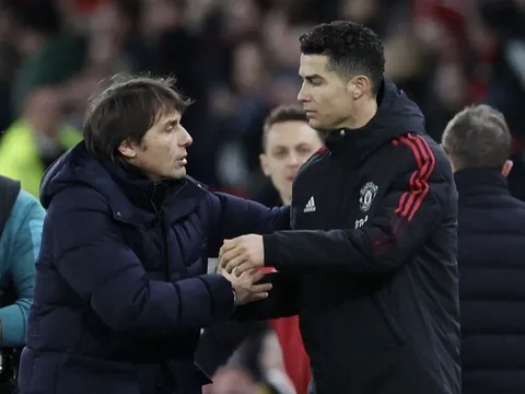 Ronaldo khiến Conte không thể tới MU