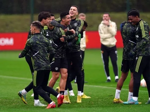 Ronaldo khiến tân binh bẽ mặt; Thái độ dàn sao M.U trên sân tập