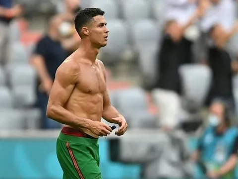 Ronaldo khoe body hoàn hảo không uống Coca thế nào?