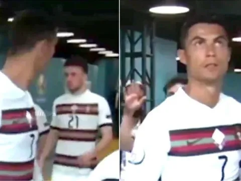 Ronaldo lắc đầu ngao ngán với đồng đội trong đường hầm