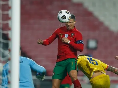 Ronaldo lại "bay giữa ngân hà", Bồ Đào Nha hủy diệt đối thủ 7-0