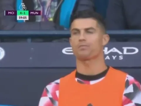 Ronaldo lại chết lặng trên ghế dự bị