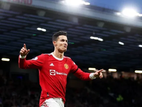 Ronaldo lập hat-trick, đưa Man Utd trở lại vị trí thứ 4