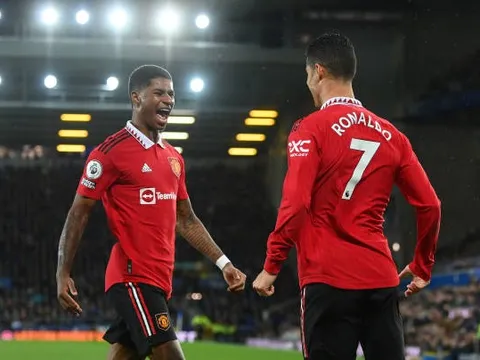 Hóa 'cứu tinh' của M.U, Ronaldo đi vào lịch sử