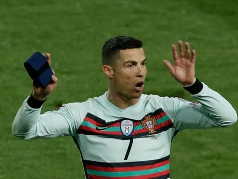 Ronaldo ném băng đội trưởng, HLV Bồ Đào Nha nói luôn 1 câu