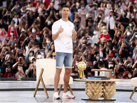 Ronaldo nhận giải thưởng ở Dubai