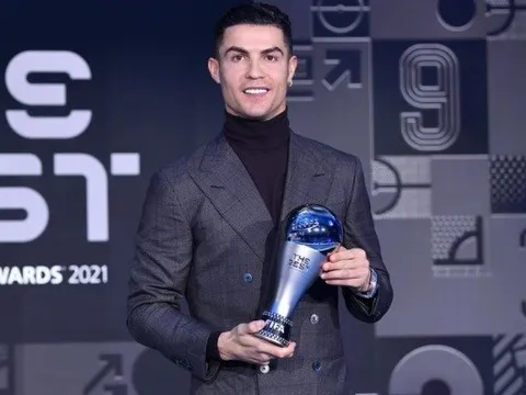 Ronaldo nhắn MU sau khi đoạt giải Đặc biệt của The Best FIFA 2021