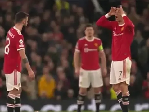 Ronaldo phản ứng bất ngờ với trọng tài sau bàn thua của Man Utd