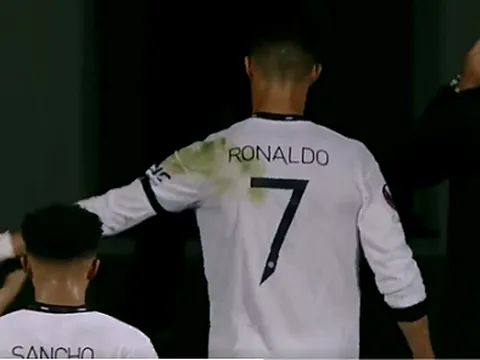 Ronaldo 'phũ' với fan nữ xinh như mộng