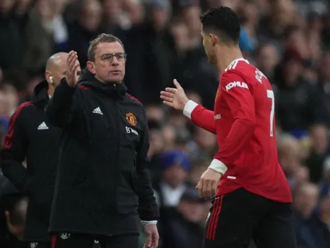Ronaldo ra yêu cầu ở lại MU, thầy mới gặp khó