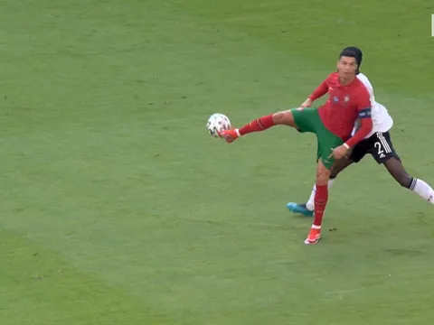 Ronaldo tạo cú lừa cho Rudiger, xử lý bóng kiểu 'no look' đẳng cấp