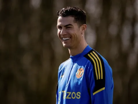 Ronaldo tiếp tục làm khó Man United