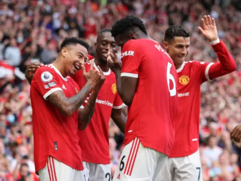Ronaldo tỏa sáng mang về 3 bản hợp đồng lớn cho Man Utd