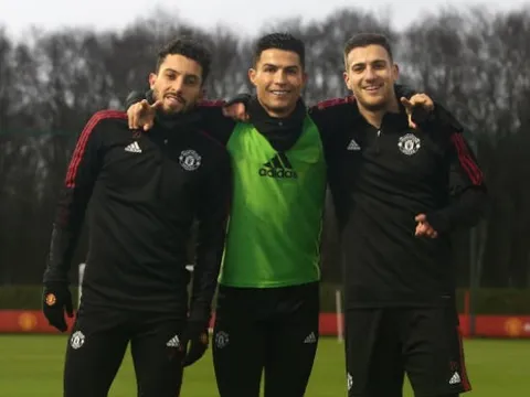 Ronaldo tươi cười, Man Utd hăng say tập luyện chờ chiến Villa