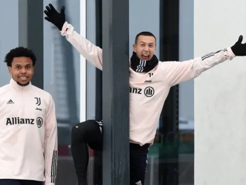 Ronaldo và dàn sao Juve tạo dáng hài hước giữa tuyết rơi