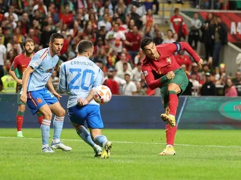 Ronaldo vô hại, Bồ Đào Nha bị loại trong gang tấc