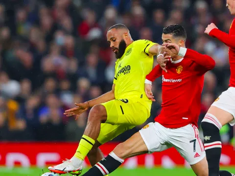 Ronaldo xô McTominay để tiện thực hiện cú tắc bóng chất lượng