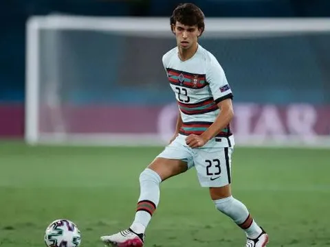 Roy Keane: "Một kẻ lừa đảo! Nếu là Ronaldo, tôi sẽ đuổi theo"