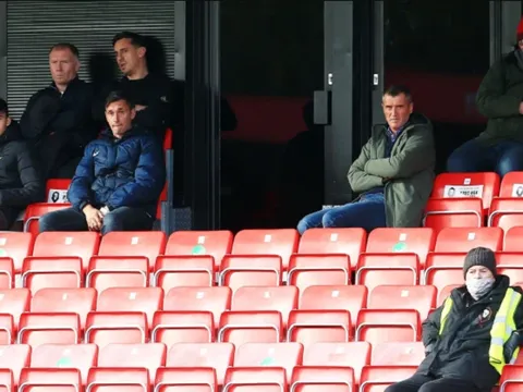 Roy Keane, Paul Scholes nhăn nhó nhìn đội nhà mất điểm phút cuối