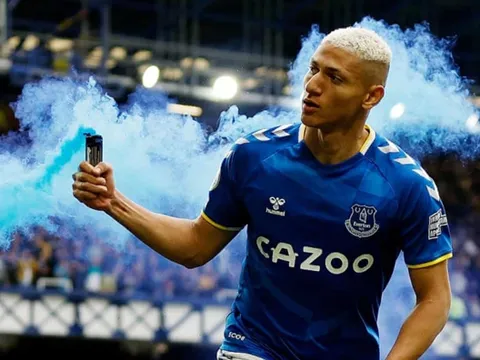 Sao Everton có nguy cơ bị cấm 3 trận vì ném pháo khói vào CĐV