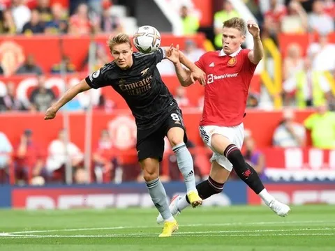 Rũ bùn đứng dậy, McTominay làm điều bất ngờ cho Casemiro