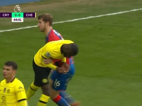 Rudiger đấu vật trong vòng cấm, Lukaku nổi đóa chạy theo trọng tài