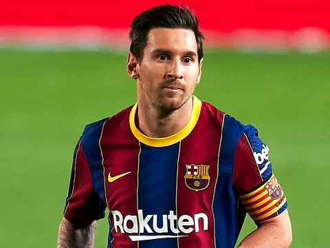 Lionel Messi ngồi ngoài trong buổi tập của Barcelona