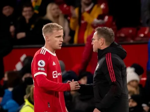 Fan M.U tức giận trước lời khen của Rangnick cho Van de Beek
