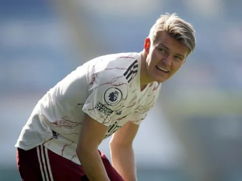 "Giỏi hơn Ozil, Arsenal còn không mau ký HĐ với Odegaard"