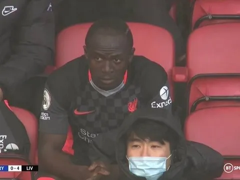 Sadio Mane hậm hực khi phải rời sân nhường chỗ cho Salah