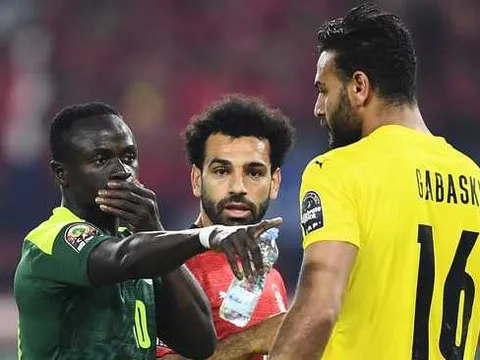 Salah đã trở lại Liverpool, tại sao Mane thì chưa?