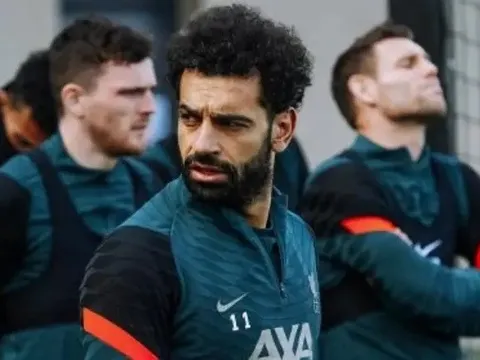Salah và Mane tái xuất sân tập Liverpool; 1 trụ cột phải tập riêng