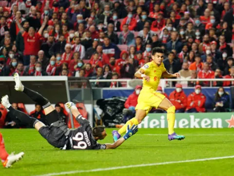Salah vô duyên, Liverpool thắng kịch tính Benfica